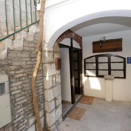 Elena Gostinjska kuća 3*